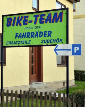 Hinweisschild zur Bike-Team Röder GbR